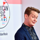 Macaulay Culkin spends a lot of time rewatching <i>Home Alone </i>with his girlfriend, apparently<em></em>
